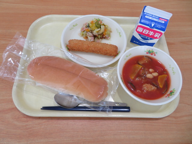 背割りパン、牛乳、スティックコロッケ、カラフルソテー、かつらぎ夏ラコンテ