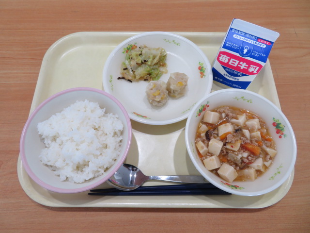 ごはん、牛乳、コーンしゅうまい、やみつきキャベツ、トマト麻婆豆腐
