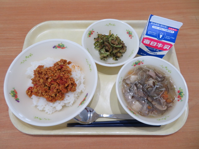 ごはん、牛乳、ゴーヤチップス、タコライスの具、もずくスープ