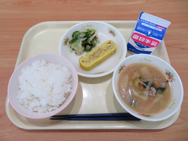 ごはん、牛乳、鶏そぼろと大豆のたまご焼き、うめこんぶ和え、具だくさん豚汁
