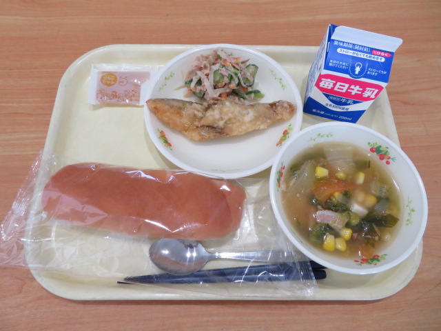 米粉パン、牛乳、たらのコンソメタツタ、ごぼうサラダ、BLTスープ、りんごジャム