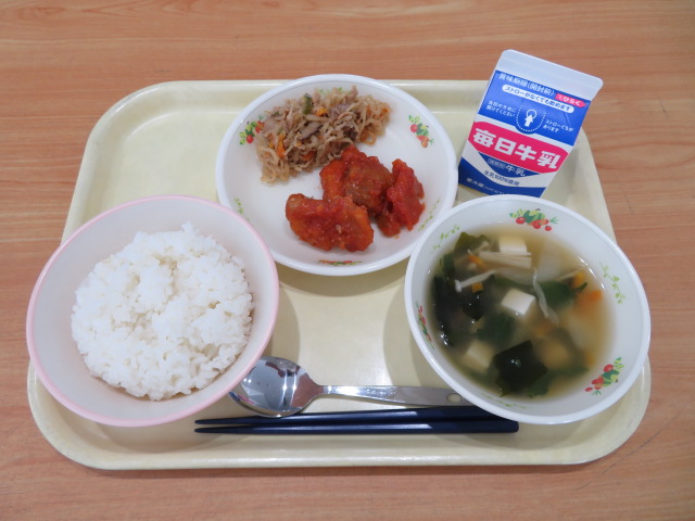 ごはん、牛乳、ヤンニョムチキン、切干大根のチャプチェ、中華スープ