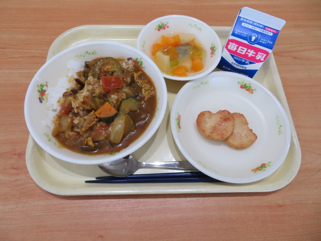 ごはん、牛乳、チキンナゲット、かつらぎ夏野菜カレー、フルーツポンチ