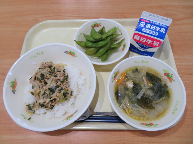 ごはん、牛乳、餃子丼の具、枝豆、中華スープ
