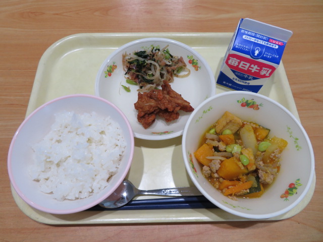 ごはん、牛乳、ちぎり根菜揚げ、もやしのおかか和え、かぼちゃのそぼろ煮