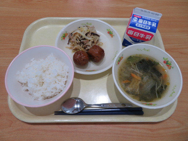 ごはん、牛乳、肉だんご、焼きラーメン、わかめスープ