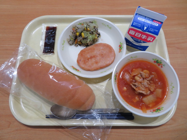コッペパン、牛乳、ボロニアステーキ、小魚とひじきのサラダ、ポークビーンズ、奈良のブルーベリージャム