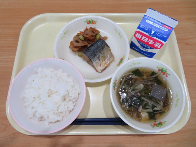 ごはん、牛乳、さば味噌煮、れんこんのきんぴら、みぞれ汁