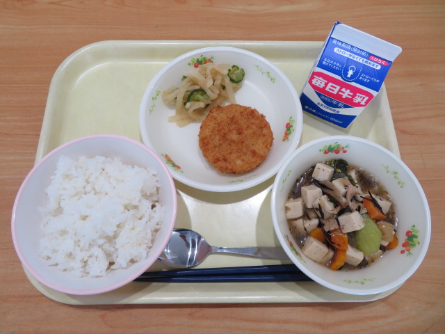 ごはん、牛乳、奈良の大豆コロッケ、大根のごま酢和え、五目豆腐