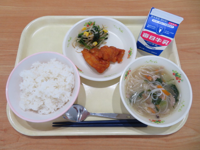 ごはん、牛乳、とりチリ、ナムル、ビーフンスープ