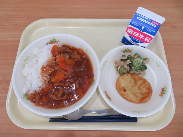 ごはん、牛乳、ハッシュポテト、チキンサラダ、ハヤシライス