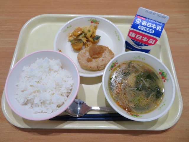 ごはん、牛乳、豆腐ハンバーグおろしソース、かぼちゃとれんこんのサラダ、五目スープ