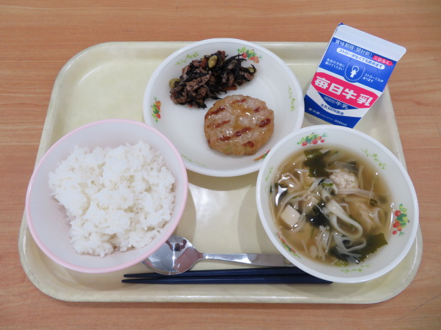 ごはん、牛乳、和風つくね、ひじきいり煮、にゅうめん