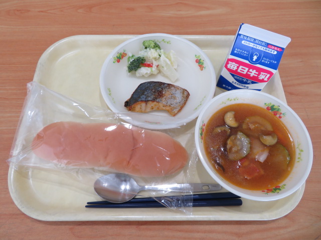米粉パン、牛乳、さわらイタリアン漬け、コールスローサラダ、ラタトゥイユ風スープ