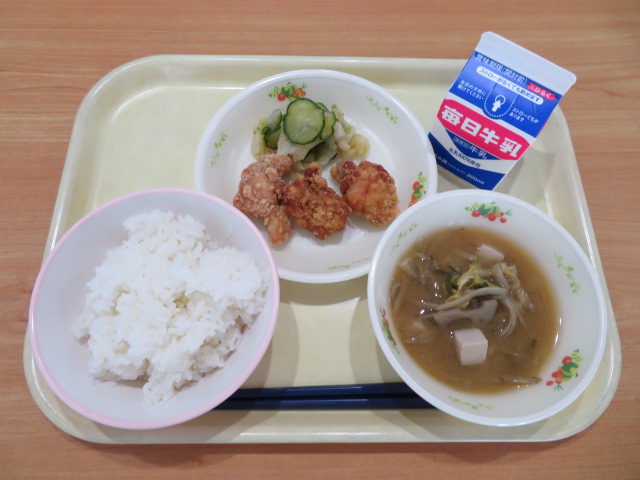 ごはん、牛乳、手作りからあげ、ごま酢和え、食感が楽しいみそ汁