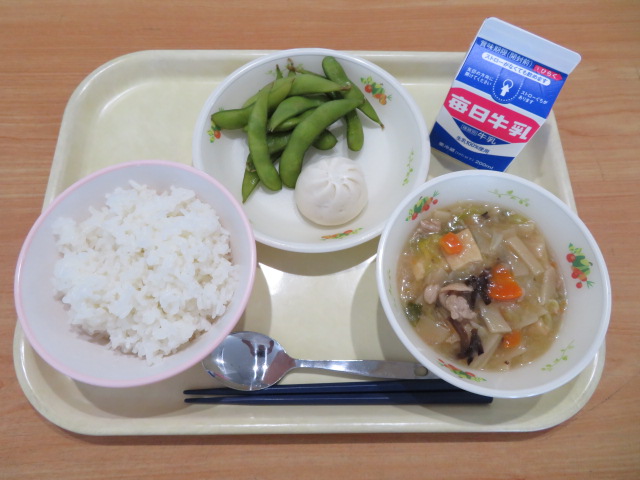 ごはん、牛乳、プチにくまん、枝豆、八宝菜