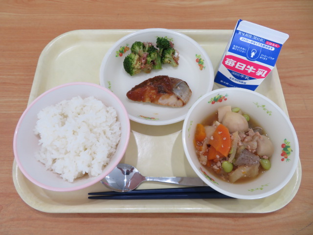 ごはん、牛乳、あじのゆずみそかけ、ブロッコリーのおかか和え、里芋のそぼろ煮