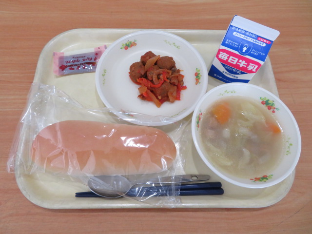 コッペパン、牛乳、肉団子のトマト煮、ポトフ、メープルジャム