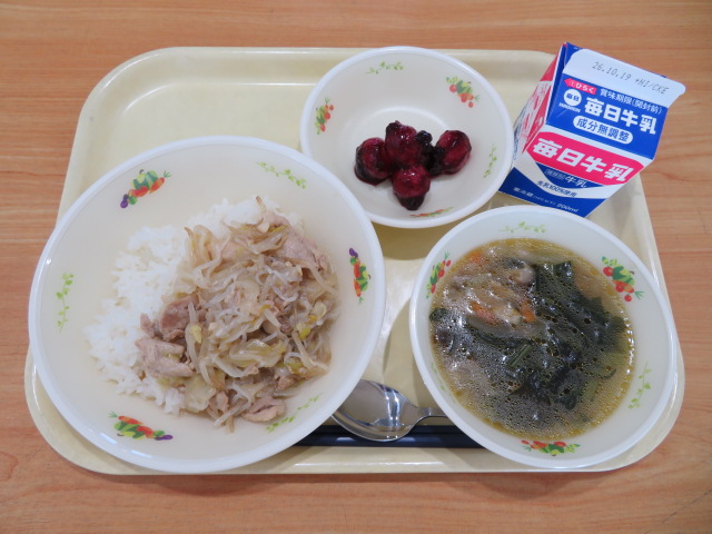ごはん、牛乳、ねぎ塩豚丼の具、わかめスープ、白玉ブルーベリーソース