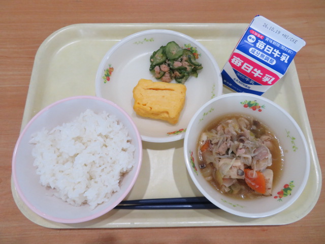 ごはん、牛乳、奈良のたまごやき、きゅうりの酢の物、かしわのすき焼き