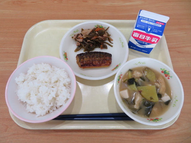 ごはん、牛乳、さば塩焼き、茎わかめの五目炒め、元気いっぱい！ほくほくみそ汁