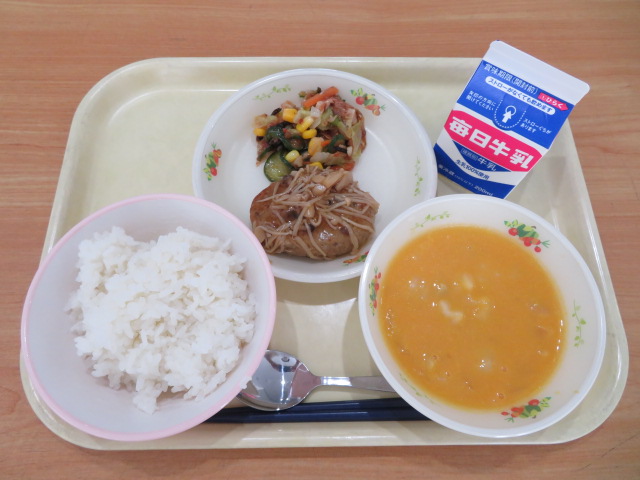 ごはん、牛乳、照り焼きハンバーグ、りっちゃんの元気サラダ、にんじんスープ