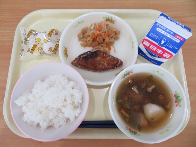 ごはん、牛乳、かつお竜田揚げ、切干大根の煮物、いものこ汁、月見だんご