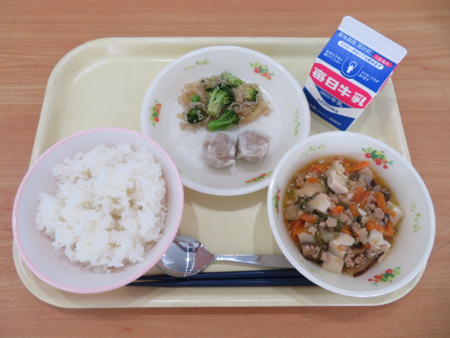 ごはん、牛乳、しゅうまい、じゃこサラダ、麻婆豆腐