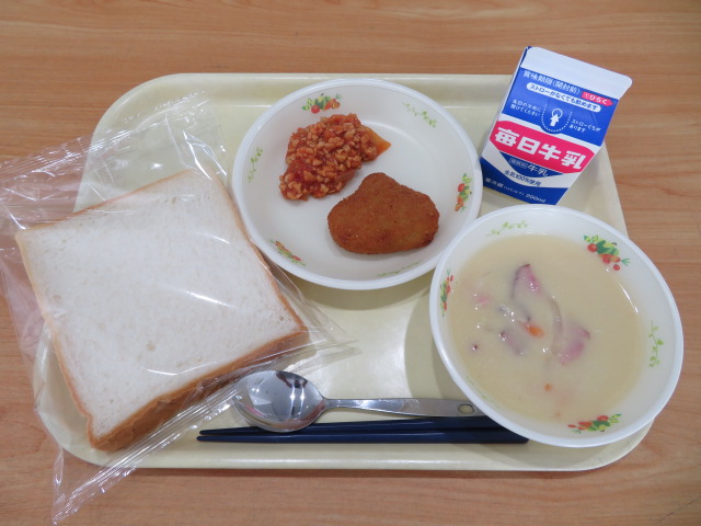 食パン、牛乳、栗コロッケ、チリビーンズ、コーンスープ