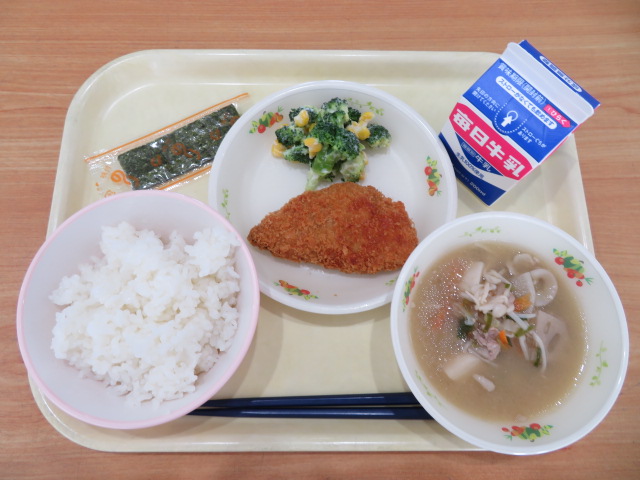 ごはん、牛乳、あじフライ、ブロッコリーとコーンのマヨネーズ和え、かつらぎめぐみみそ汁、味付のり