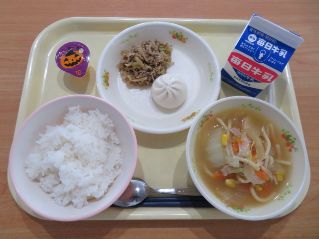 ごはん、牛乳、プチにくまん(小・中学校のみ)、ちりめんたくあん、ゾロリのラーメン、プチハロウィンゼリー