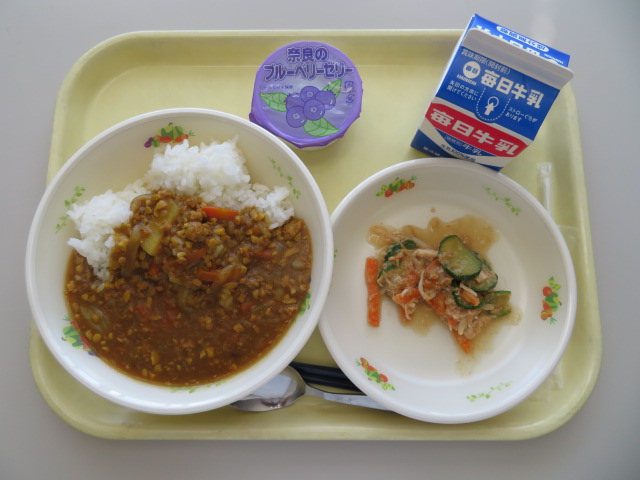 ごはん、牛乳、キーマカレー、棒棒鶏、ブルーベリーゼリー(小・中学校のみ)