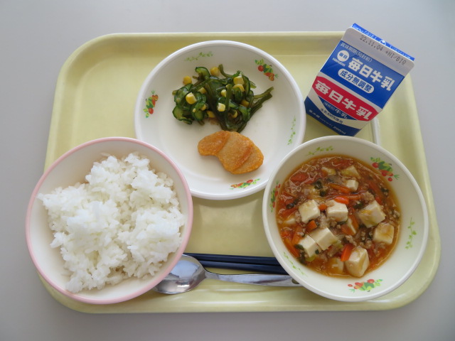 ごはん、牛乳、チキンナゲット(小・中学校のみ)、茎わかめのサラダ、麻婆豆腐