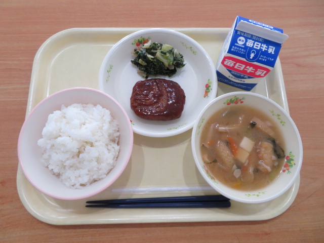 ごはん、牛乳、大豆ハンバーグ（小・中学校のみ）、キャベツとほうれんそうのごま和え、とうふのみそ汁