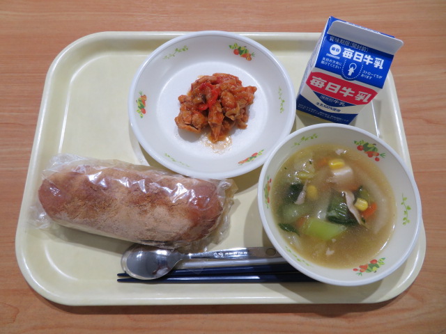 きなこ揚げパン(小学校のみ)、牛乳、鶏肉のトマト煮、チンゲンサイのスープ