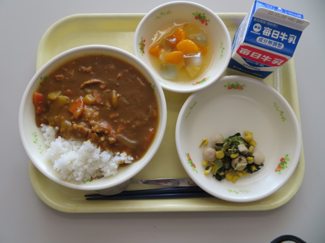 ごはん、牛乳、チキンカレー、チンゲンサイとコーンのソテー、フルーツポンチ