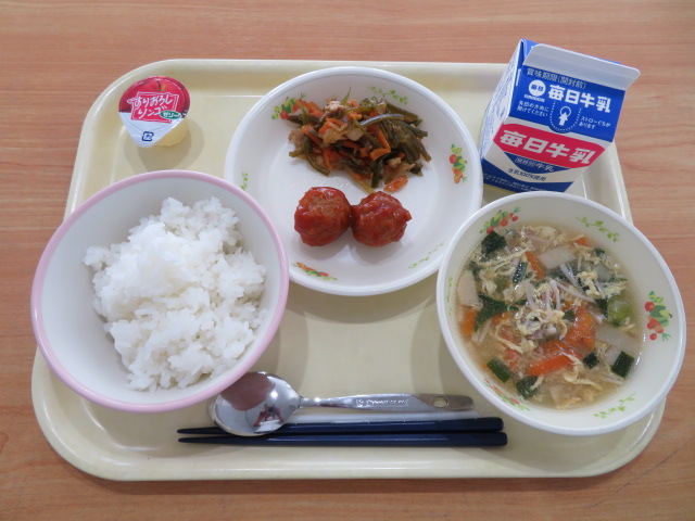 ごはん、牛乳、肉だんご（トマトソース）、茎わかめの中華炒め、にら玉スープ、プチりんごゼリー（小・中学校のみ）