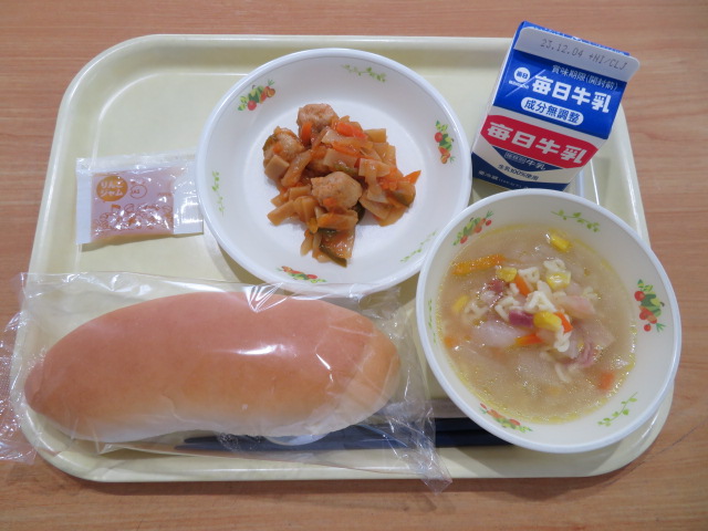 コッペパン（小学校のみ）、牛乳、肉だんごの甘酢炒め、かぶのスープ、りんごジャム（小学校のみ）