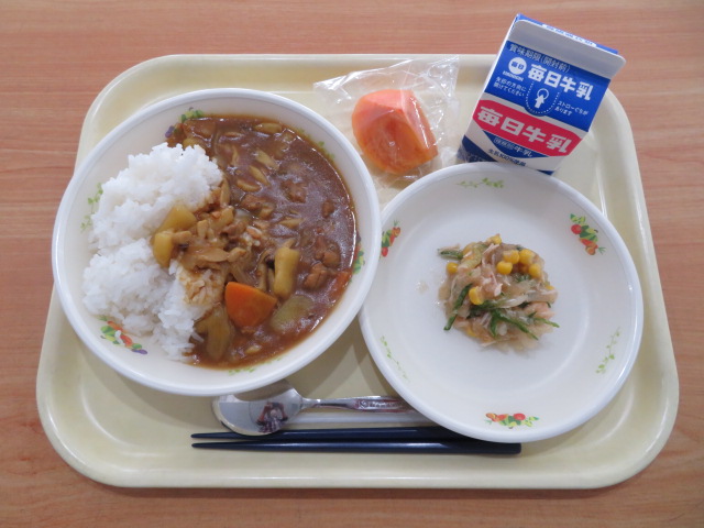 ごはん、牛乳、ポークカレー、大根サラダ、柿 （小学校のみ）