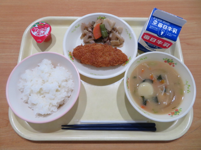 ごはん、牛乳、ピンクサーモンフライ（小・中学校のみ）、筑前煮、すいとん入りみそ汁、プチアセロラゼリー