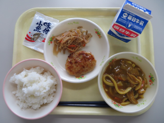 減量ごはん、牛乳、キャベツつくね、あじつけ小魚、きりぼしだいこんのにもの、カレーうどん