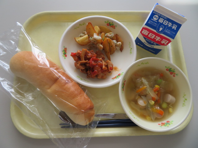 米粉パン、牛乳、鶏肉のトマト煮、あおのりポテトビーンズ、コンソメスープ
