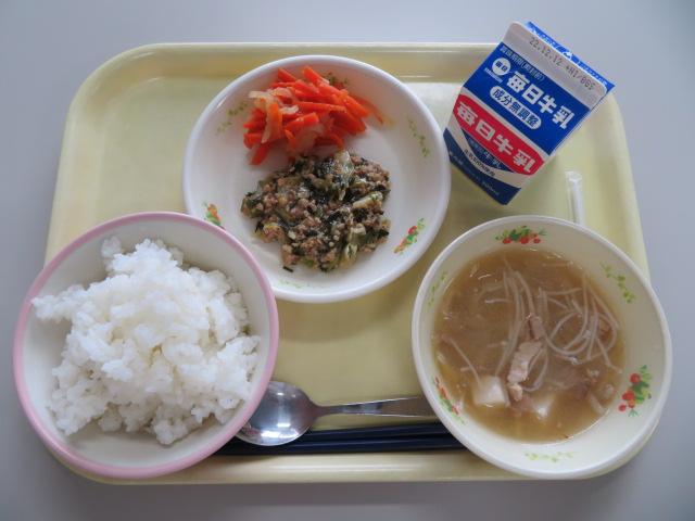 ごはん、牛乳、餃子丼の具、ごま酢和え、ビーフンスープ