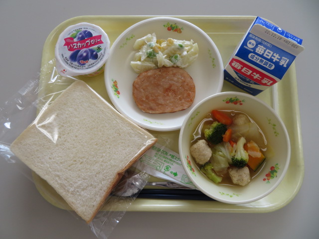食パン、牛乳、ボロニアステーキ、ポテトサラダ、冬野菜のポトフ、ハスカップゼリー(小・中学校のみ)
