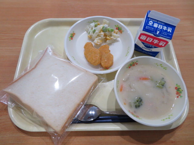 食パン、牛乳、チキンナゲット(小・中学校のみ)、ポテトサラダ、ニョッキのクリーム煮