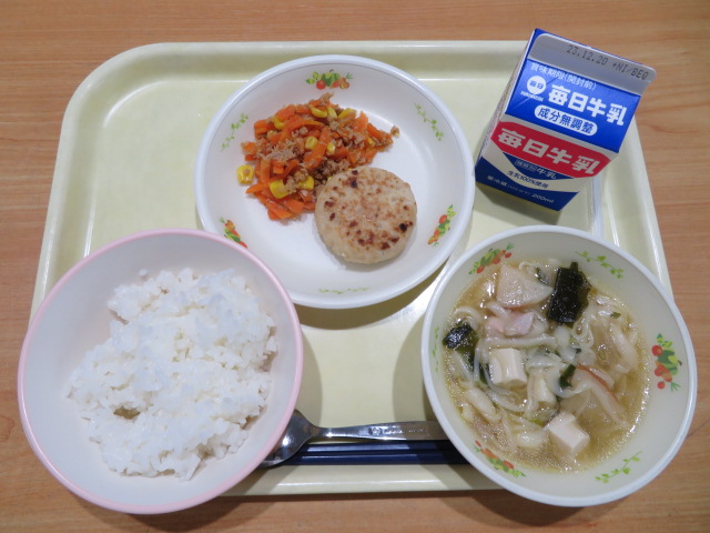 ごはん、牛乳、炒り豆腐包み焼き（小・中学校のみ）、にんじんしりしり、にゅうめん