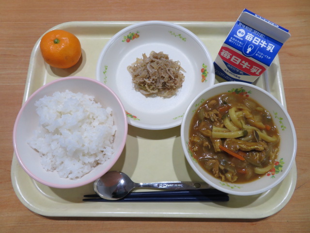 ごはん、牛乳、ちりめんたくあん、カレーうどん、みかん