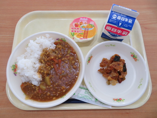 ごはん、牛乳、とうじあげ、キーマカレー、ゆずゼリー（小・中学校のみ）