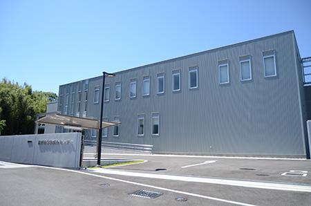 学校給食センターの建物を入口付近から撮影した写真