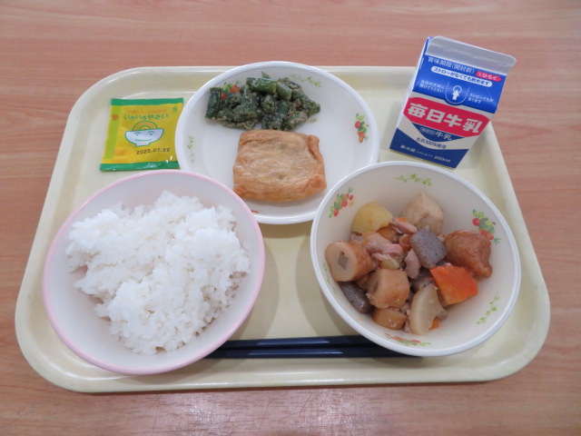 ごはん、牛乳、しのだ煮、いんげんのごま和え、関東煮、野菜ふりかけ